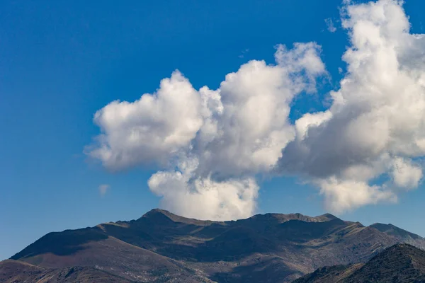 Una Formación Nubes Forma Humo Que Asemeja Una Chimenea Viene —  Fotos de Stock
