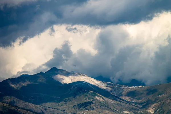 Las Nubes Comienzan Formar Una Tormenta Cima Los Picos Las —  Fotos de Stock