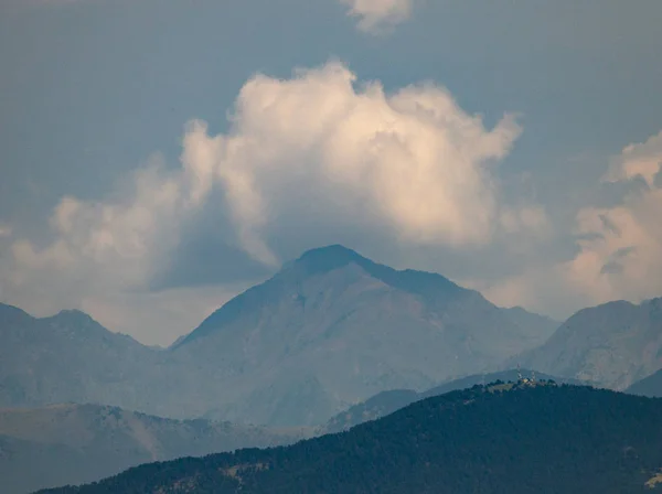 Crea Una Peculiar Formación Nubes Detrás Pico Montaña —  Fotos de Stock