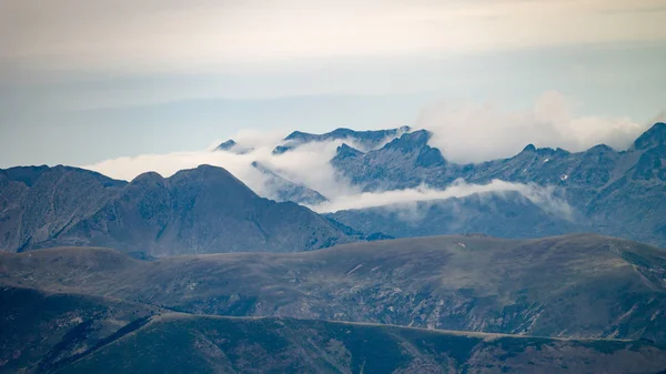 Panorama Una Formación Nubes Que Rodea Una Cordillera —  Fotos de Stock