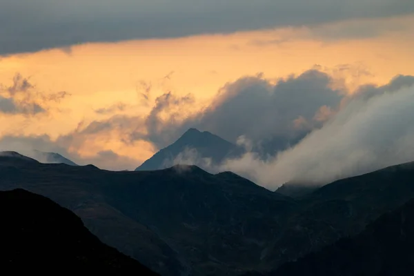 Una Formación Nubes Rodea Cima Una Montaña Atardecer —  Fotos de Stock