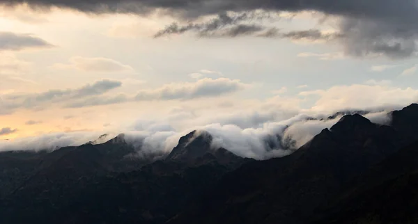 Una Vista Panorámica Las Nubes Niebla Que Rodea Cordillera —  Fotos de Stock