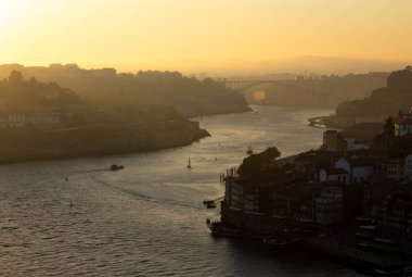 Arrabida Bridge içinde belgili tanımlık geçmiş ile Porto, Douro nehrinin geç öğleden sonra görünümü.
