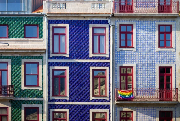 Una Bandera Lgbt Cuelga Balcón Edificio Con Una Fachada Azulejos — Foto de Stock