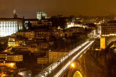 Porto ön planda Luis Köprüsü ile gece doğal görünümünden.