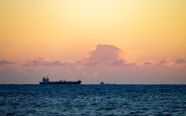 Gün batımında cruise gemi ufuk içinde