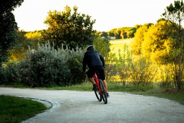 Bisikletçi parkta Rides