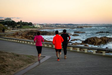 Tahta üzerinde üç tane koşucu