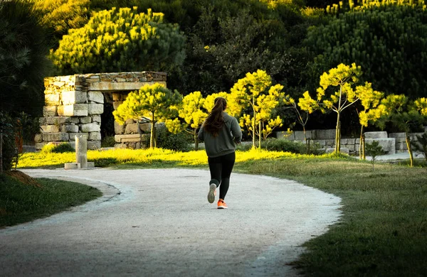 Ragazza corre nel parco — Foto Stock