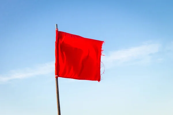 Piros Zászló Alatt Tiszta Nap Háttér — Stock Fotó