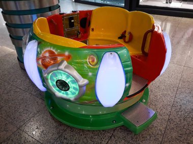 Atlıkarınca eğlence eğlence dönen çocuklar. Işıklar, eğlence, elektronik cihaz.