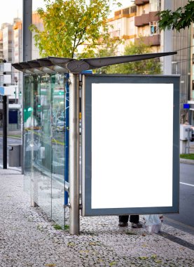 Dikey otobüs durağı reklam Mockup. Street, gün. Bekleyen insanlar. Kopya alanı.