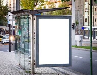 Dikey otobüs durağı reklam Mockup. Street, gün. Kopya alanı.