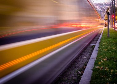 Porto, Portekiz geçirerek Metro Metro tramvay uzun pozlama. Akşam, gece, ışık demiryolu.