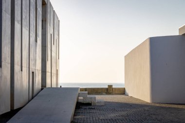 Modern binalar simetri Okyanusu yakınlarındaki kendi çizgisinde oluşturmak.