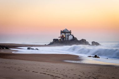 Senhor da Pedra Şapeli'nde günbatımı kum çökmesini dalgaları ile yan görünüm. Altın saat. Kopya alanı.