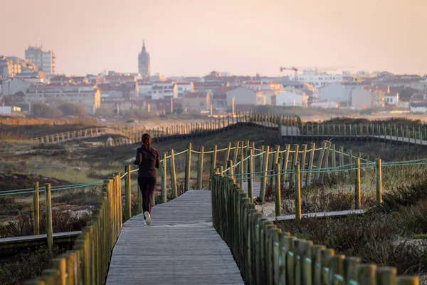 Young Girl Runs Boardwalk Amidst Vegetation Distant City Caucasian Dark — Stock Photo, Image