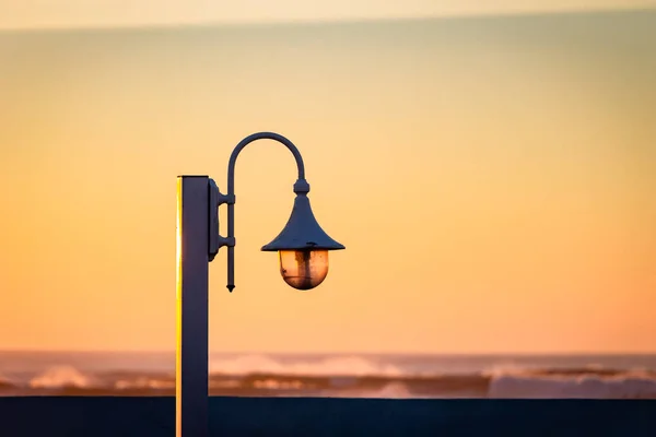 Lampy Uliczne Pobliżu Oceanu Zachodzie Słońca Złotej Godziny Ciepłe Światło — Zdjęcie stockowe