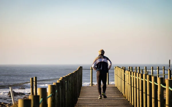Homem Meia Idade Traje Pista Corre Calçadão Perto Oceano Cabelo — Fotografia de Stock