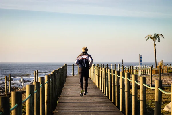 Hombre Mediana Edad Traje Atletismo Corre Paseo Marítimo Cerca Del — Foto de Stock