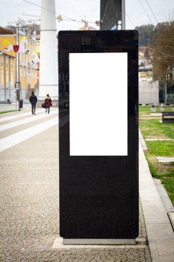 Dikey elektronik sokak reklam görüntüleme mockup. Siyah sınır. Arka planda yürüyen insanlar.