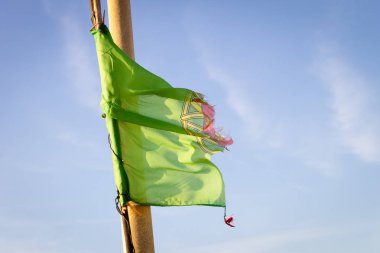 Bir yırtık Portekiz bayrağı dalgalar bir mavi gökyüzü arka plan Close-up.