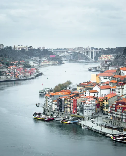 Живописный Вид Порту Португалия Пасмурное Утро Рибейра Переднем Плане Рекой — стоковое фото