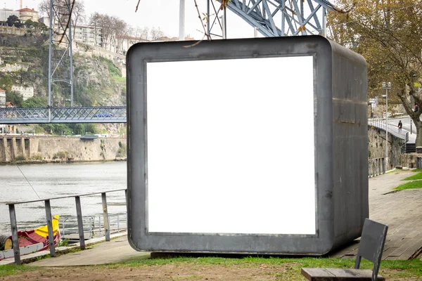 Mockup Reklam Için Nehir Yakınında Sokakta Büyük Gümüş Küp Arka — Stok fotoğraf