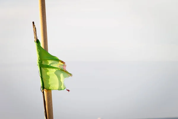 一个撕破的葡萄牙国旗在雾蒙蒙的背景下飘扬 复制空间 — 图库照片