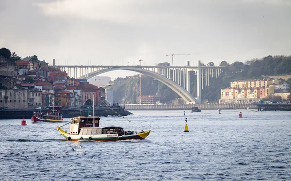 Oporto Portogallo Novembre 2018 Una Barca Rabelo Piena Turisti Naviga — Foto Stock