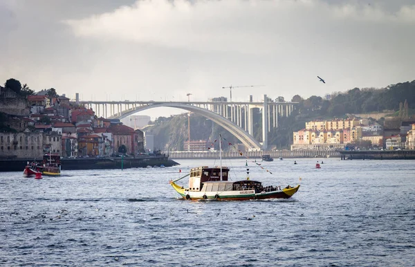 Oporto Portogallo Novembre 2018 Una Barca Rabelo Piena Turisti Naviga — Foto Stock