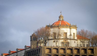 Serra Porto, Portekiz Pilar Monastery bir bulutlu gökyüzü arka planı var. Kopya alanı.