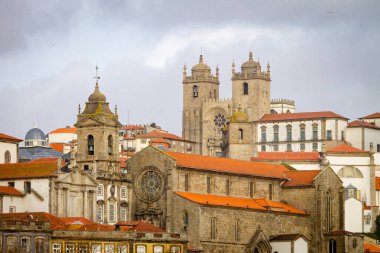 Bulutlu bir günde, Porto Sao Francisco Kilisesi ön planda ve arka planda Se ile.