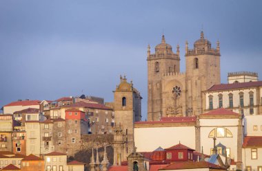 Porto Se Cathedral kente bir bulutlu gökyüzü arka plan üzerine oturur. Kopya alanı.