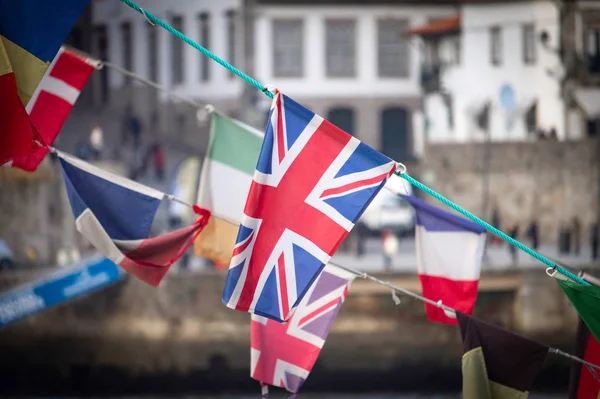 Een Vlag Van Het Verenigd Koninkrijk Golven Temidden Van Andere — Stockfoto