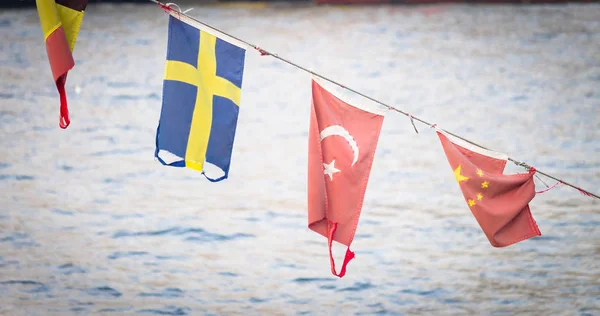Különböző Nemzeti Zászlók Hullám Ellen Háttérben Folyó Belgium Svédország Törökország — Stock Fotó