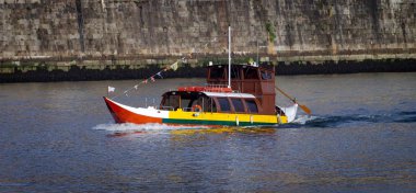 Porto, Portekiz Douro Nehri boyunca bir boş rabelo tekne yelken. Yan önden görünüm.