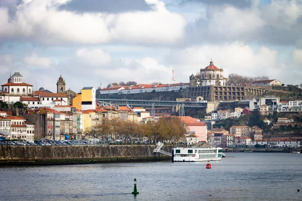 Porto Cityscape Arka Plan Bir Feribot Nehre Köprü Luis Ile — Stok fotoğraf