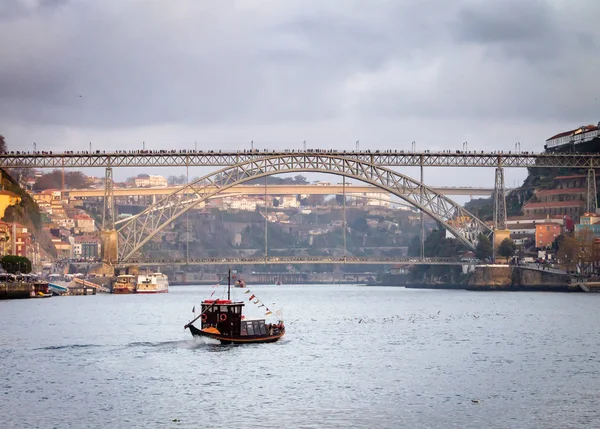 Una Barca Rabelo Naviga Lungo Fiume Douro Con Centro Storico — Foto Stock