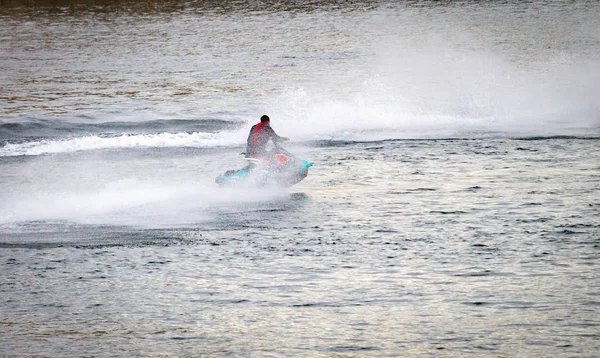 Ein Hellblaues Schnellboot Mit Einem Männlichen Fahrer Rast Den Fluss — Stockfoto