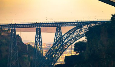 D. Maria Pia ve Sao Joao köprüleri, Porto, Portekiz altın saat sırasında uzak manzara. Açık gökyüzü. Tramvay hatları, parça tren, inşaat çelik.