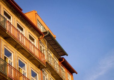 Ceramict yan görünüm ev cephe Ribeira, Porto, Portekiz, içinde bir açık mavi gökyüzü arka plan döşenir. Ilık ışık.
