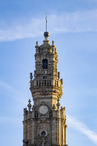 Parte Superior Torre Dos Clerigos Oporto Portugal Contra Fondo Del —  Fotos de Stock