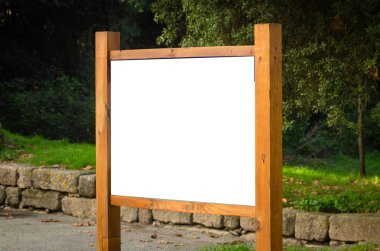 Bir yeşil orman Park ahşap reklam mockup yan görünüm. Park endikasyonları.