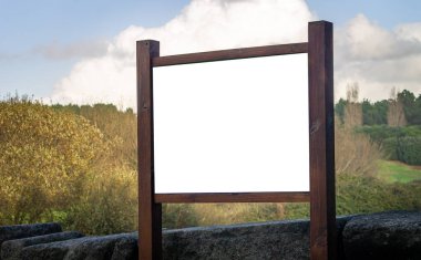 Bir yeşil orman Park ahşap reklam mockup yan görünüm. Park endikasyonlar ve düzenlemeler.