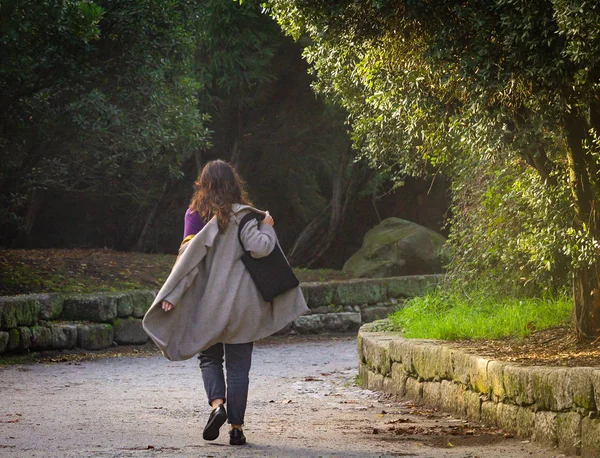 Vista Posteriore Una Donna Che Cammina Nel Parco Con Una — Foto Stock