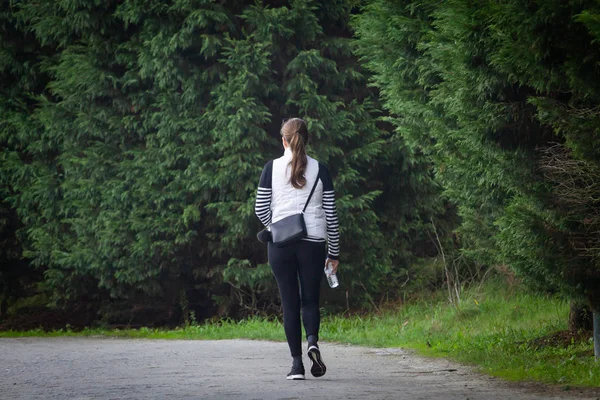 Vista Posteriore Una Giovane Donna Bionda Che Cammina Nel Parco — Foto Stock