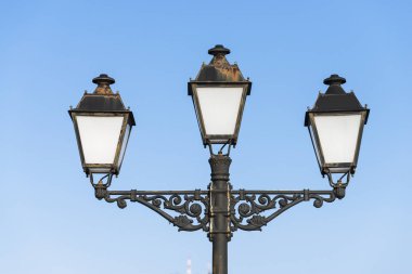 Sokak lâmbası direği bir sokakta üç kollu