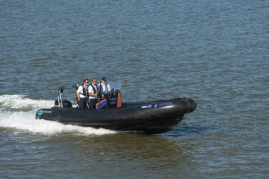 Antwerp, Belçika - 6 Temmuz 2015: Bir zodyak kıyı polis gider seaport city, en büyük yakınındaki nehrin Scheldt, Avrupa'nın.