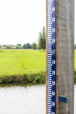 Hollanda'da bir su kanaldaki su seviyesi göstergesi